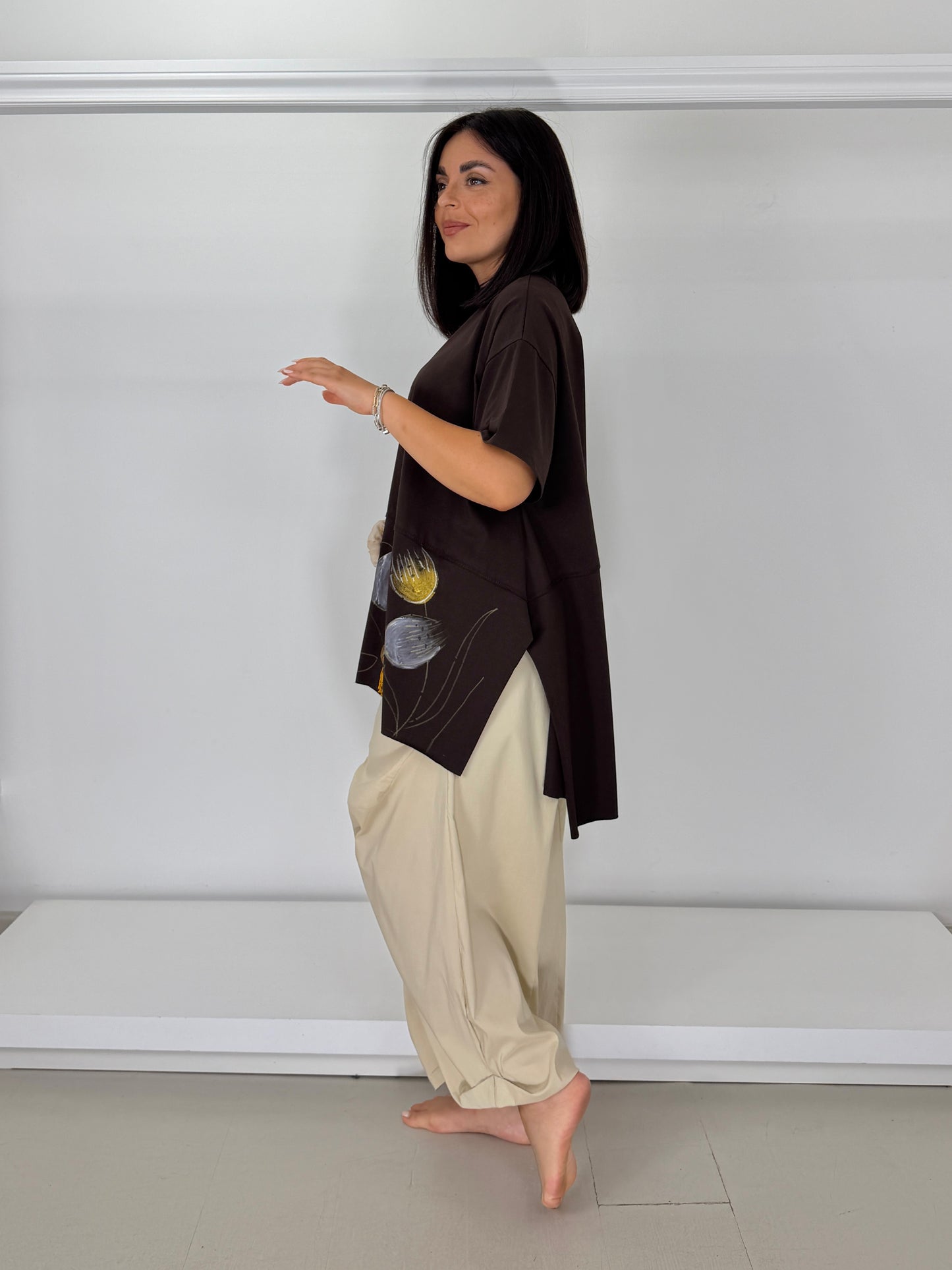 T-shirt svasata spacchi alti moro applicazione e dipinto a mano
