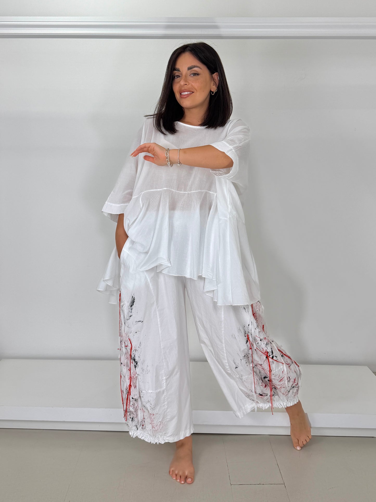 Pantalone popeline fondo arricciato bianco applicazione e dipinto a mano