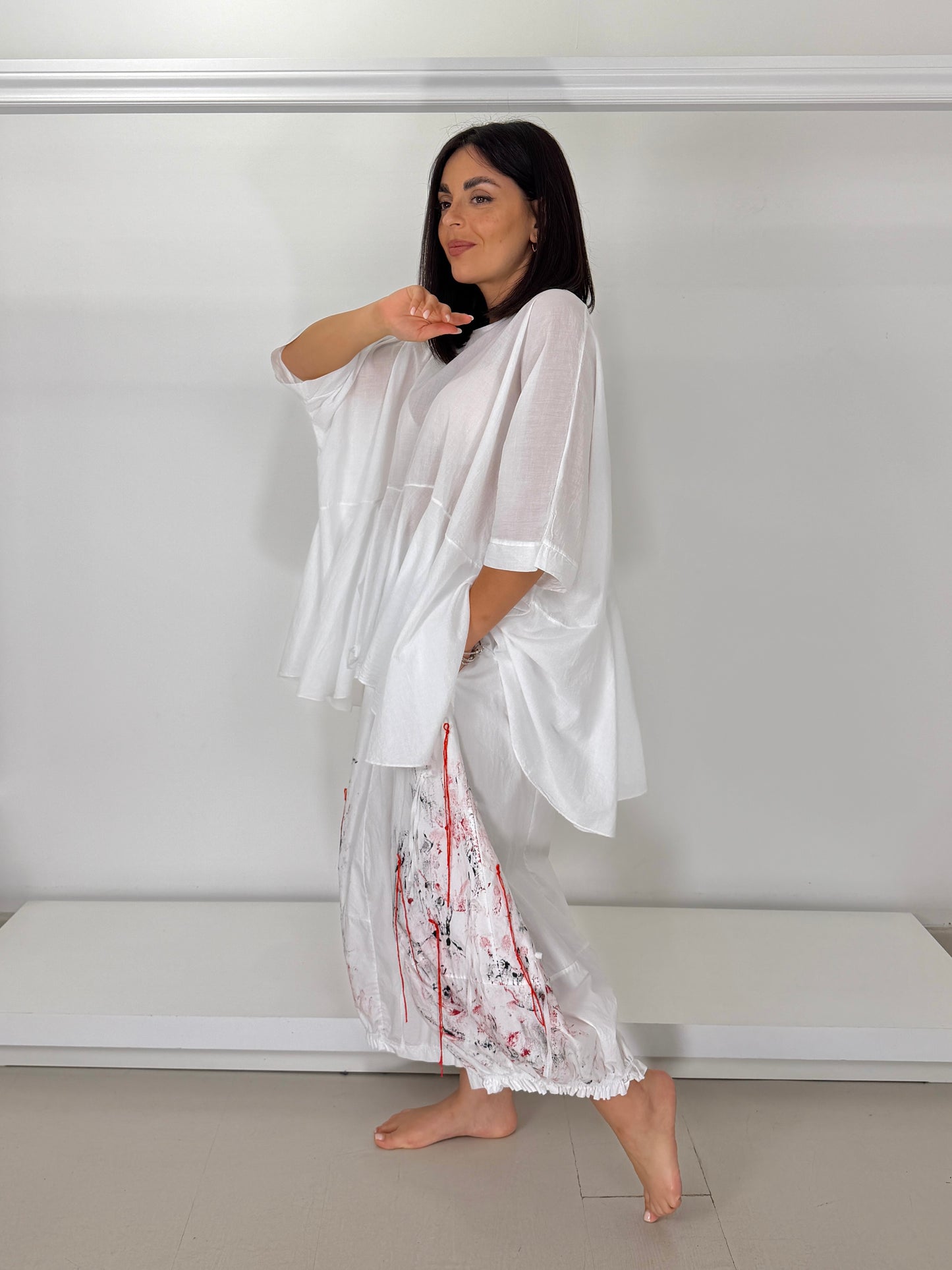Pantalone popeline fondo arricciato bianco applicazione e dipinto a mano