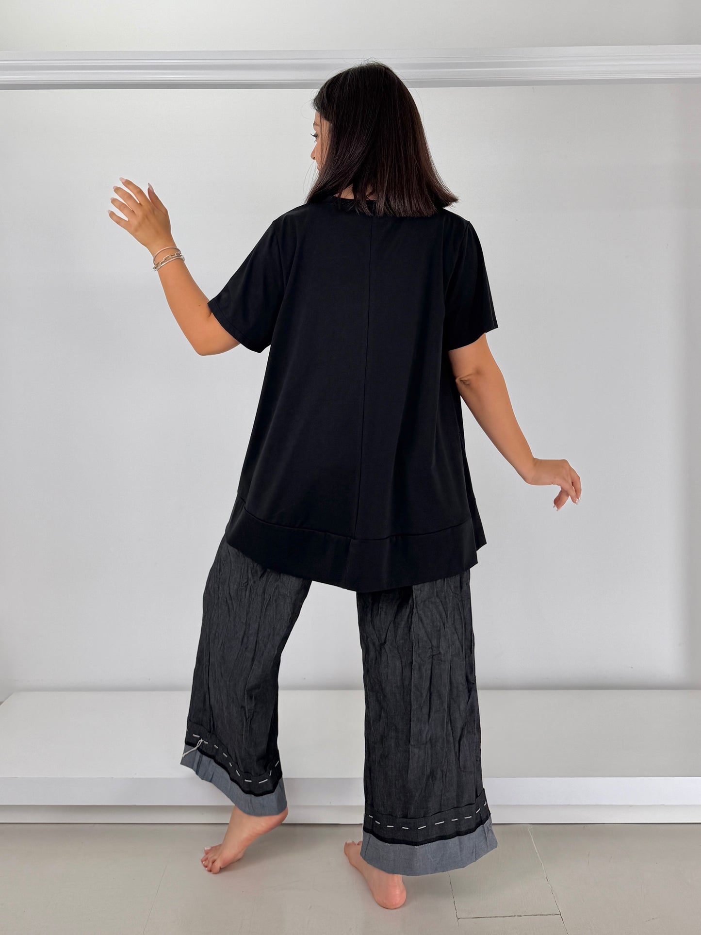 T-shirt svasata con bordo