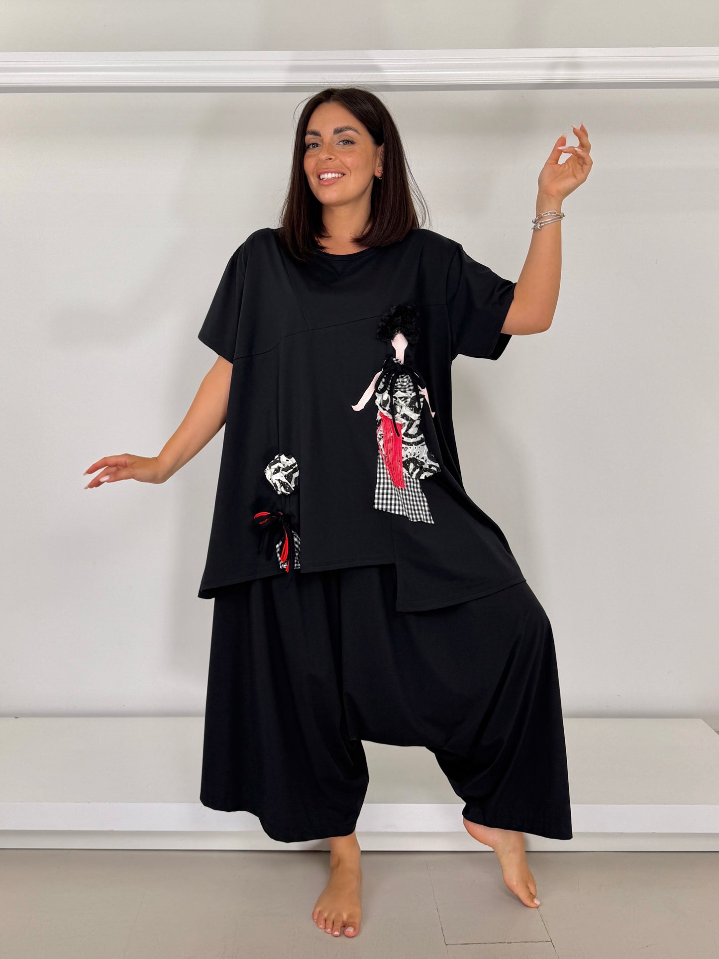 T-shirt over svasata nero applicazione a mano