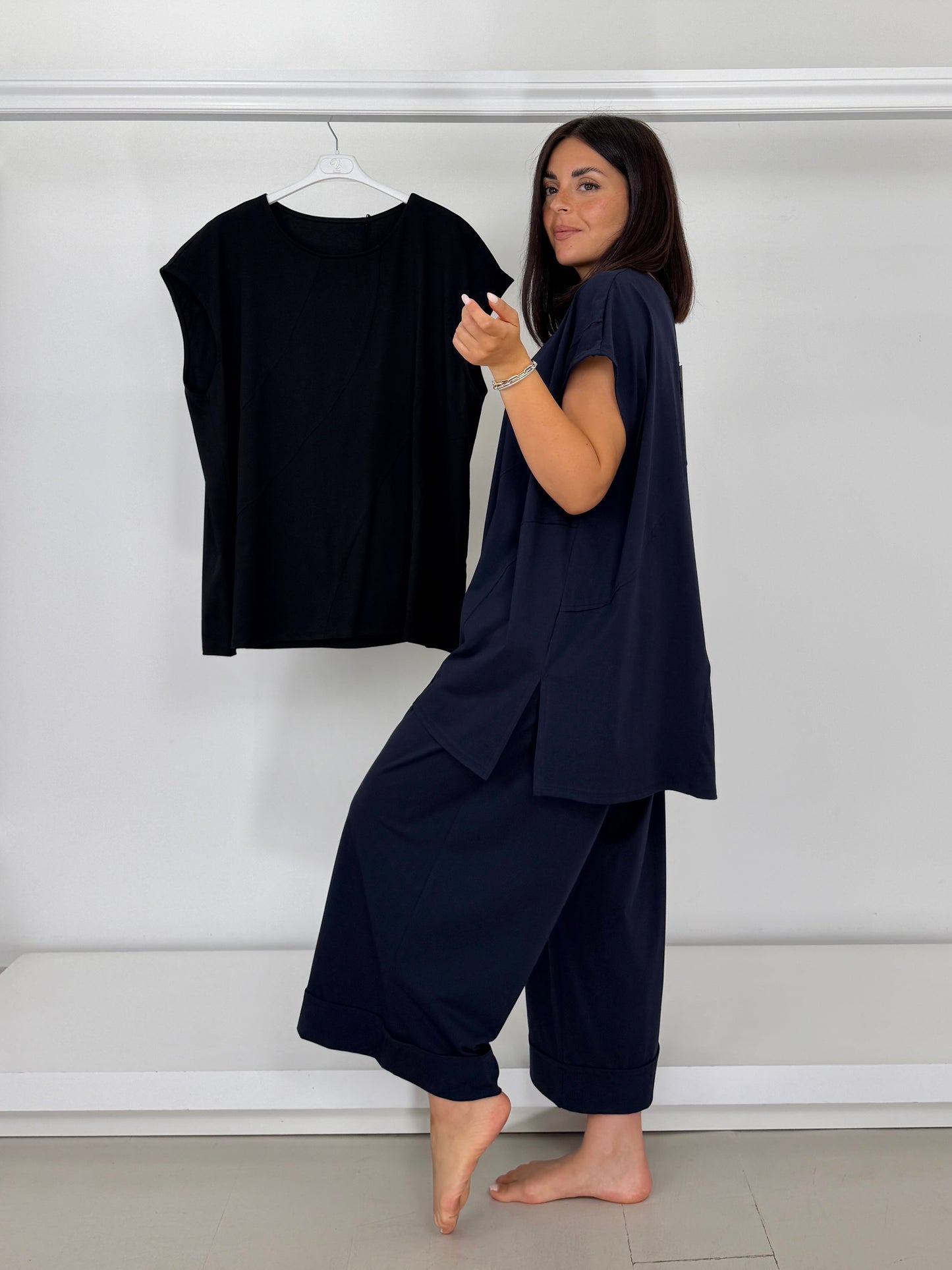 Maglia smanicata con spacchetti