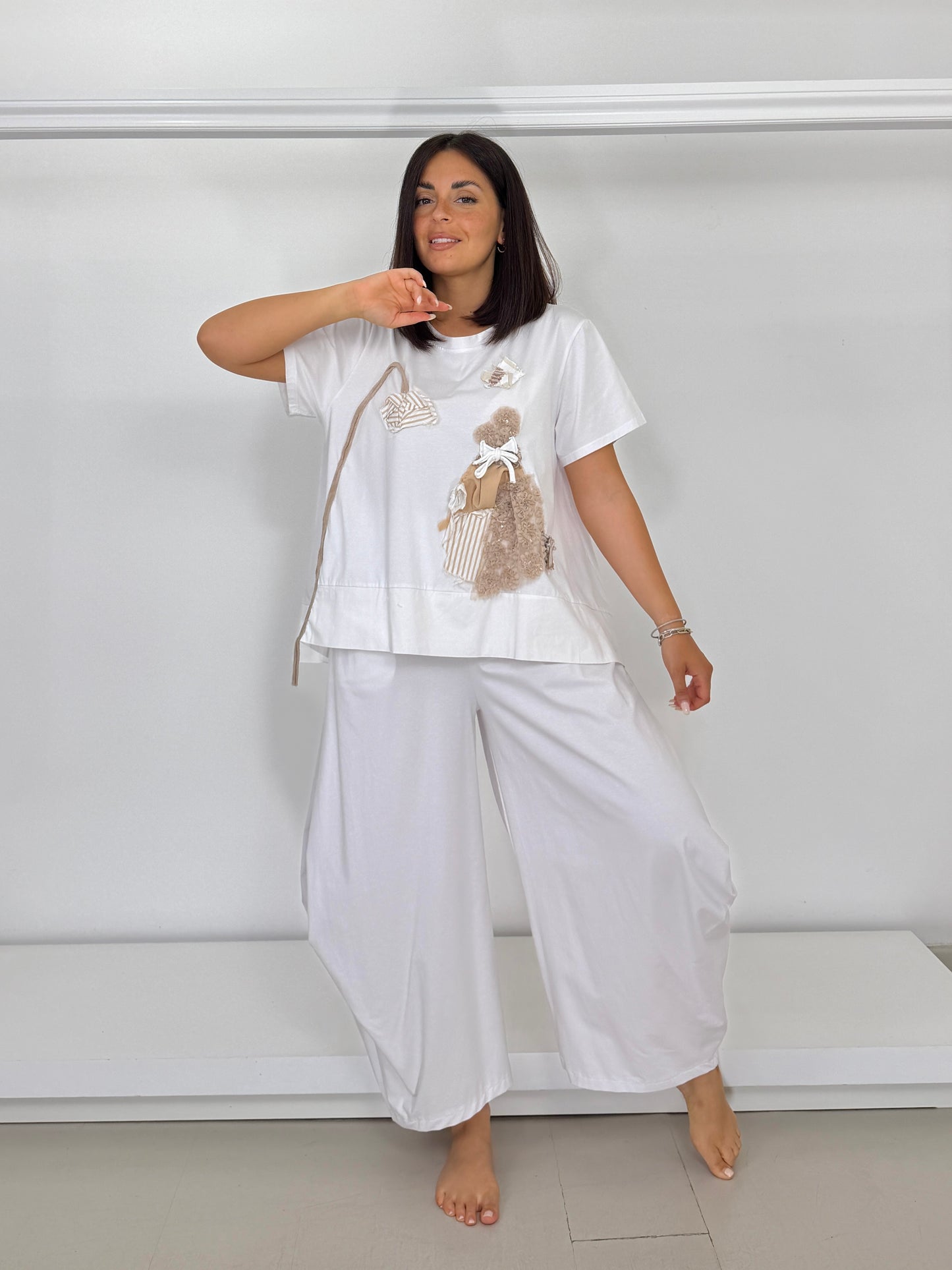 T-shirt svasata con bordo applicazione a mano