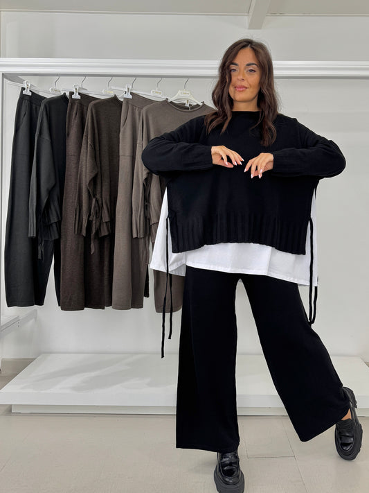 Completo con pullover spacchi laterali