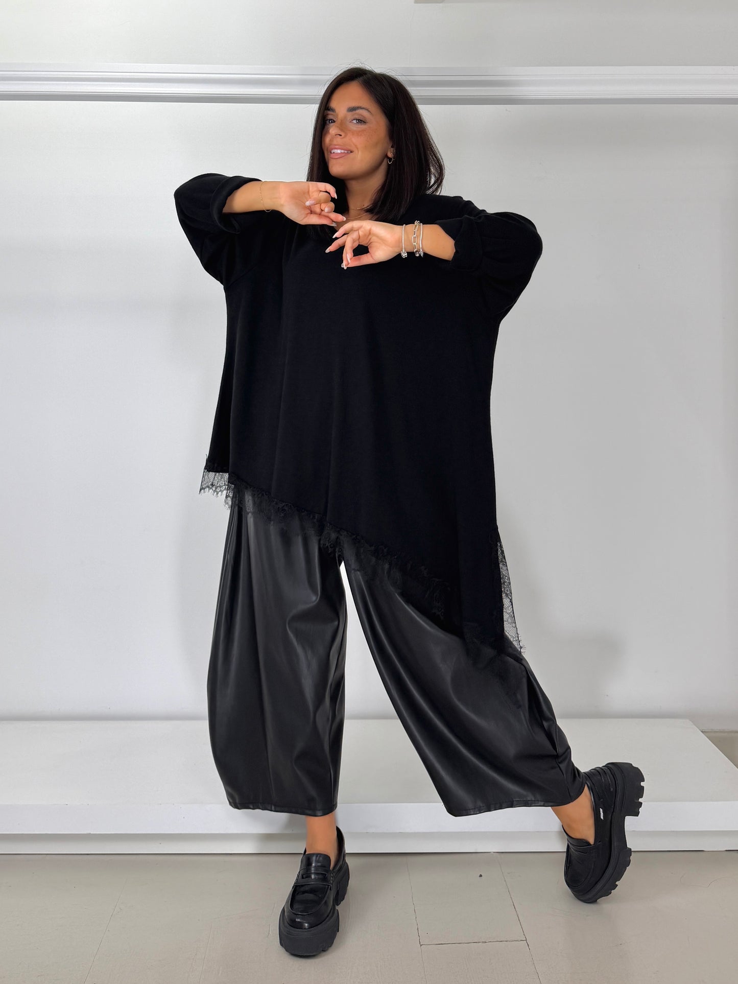Maglia asimmetrica fondo pizzo