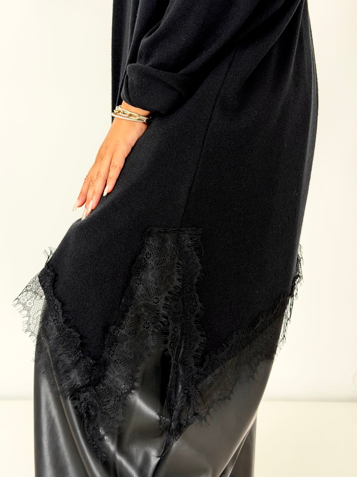 Maglia asimmetrica fondo pizzo