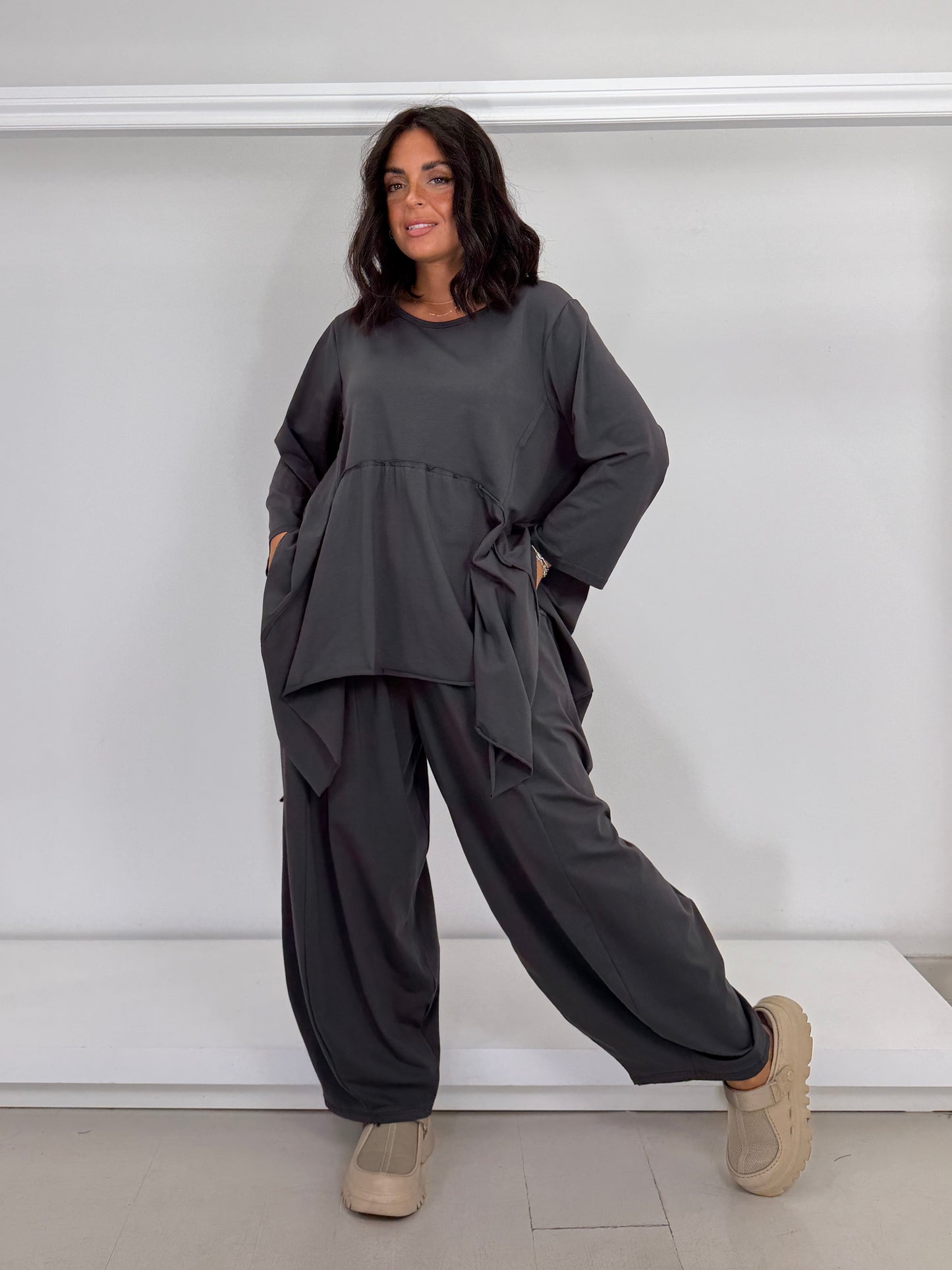 Pantalone ovetto in maglina di cotone con tasche nido
