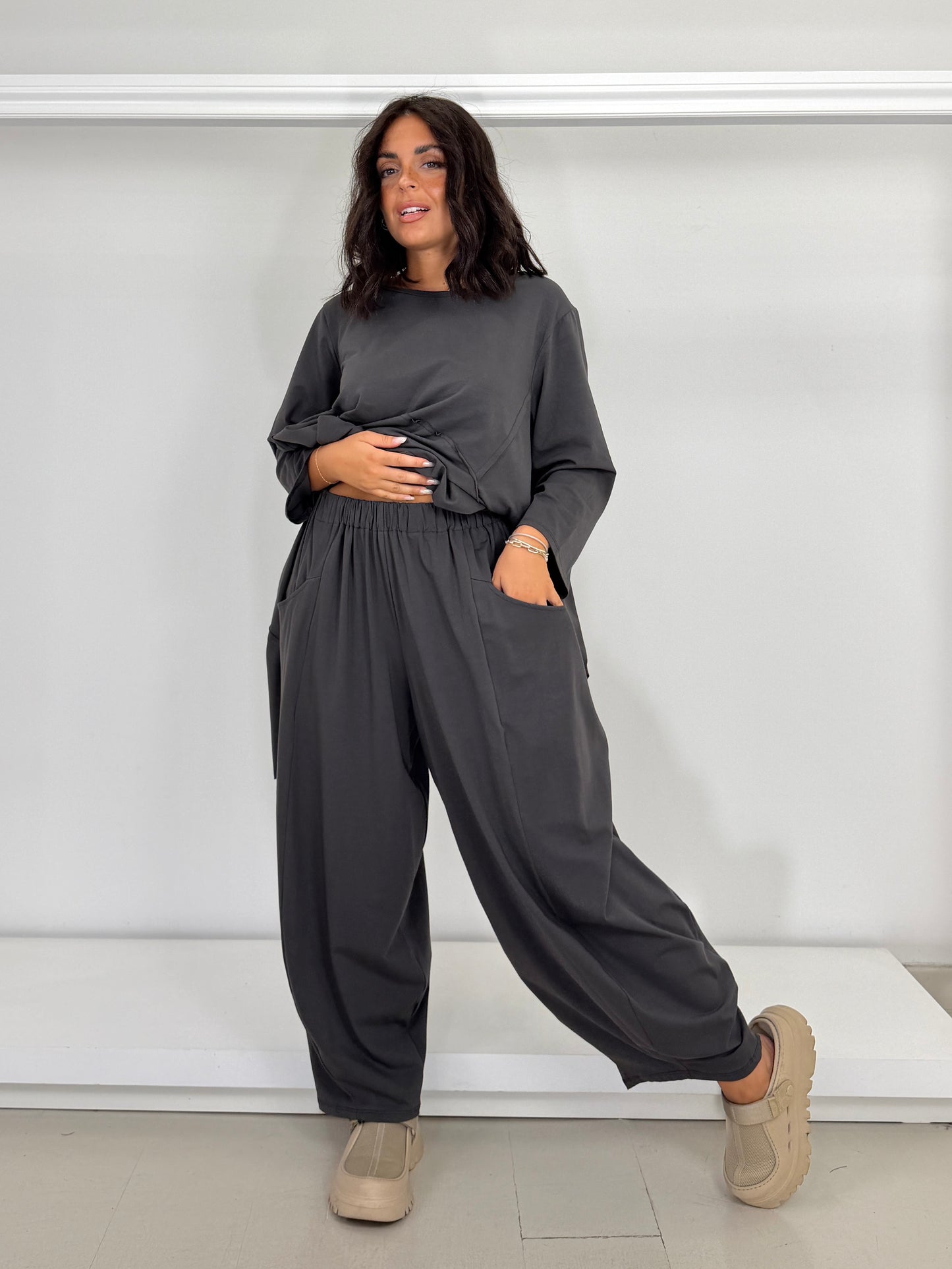Pantalone ovetto in maglina di cotone con tasche nido