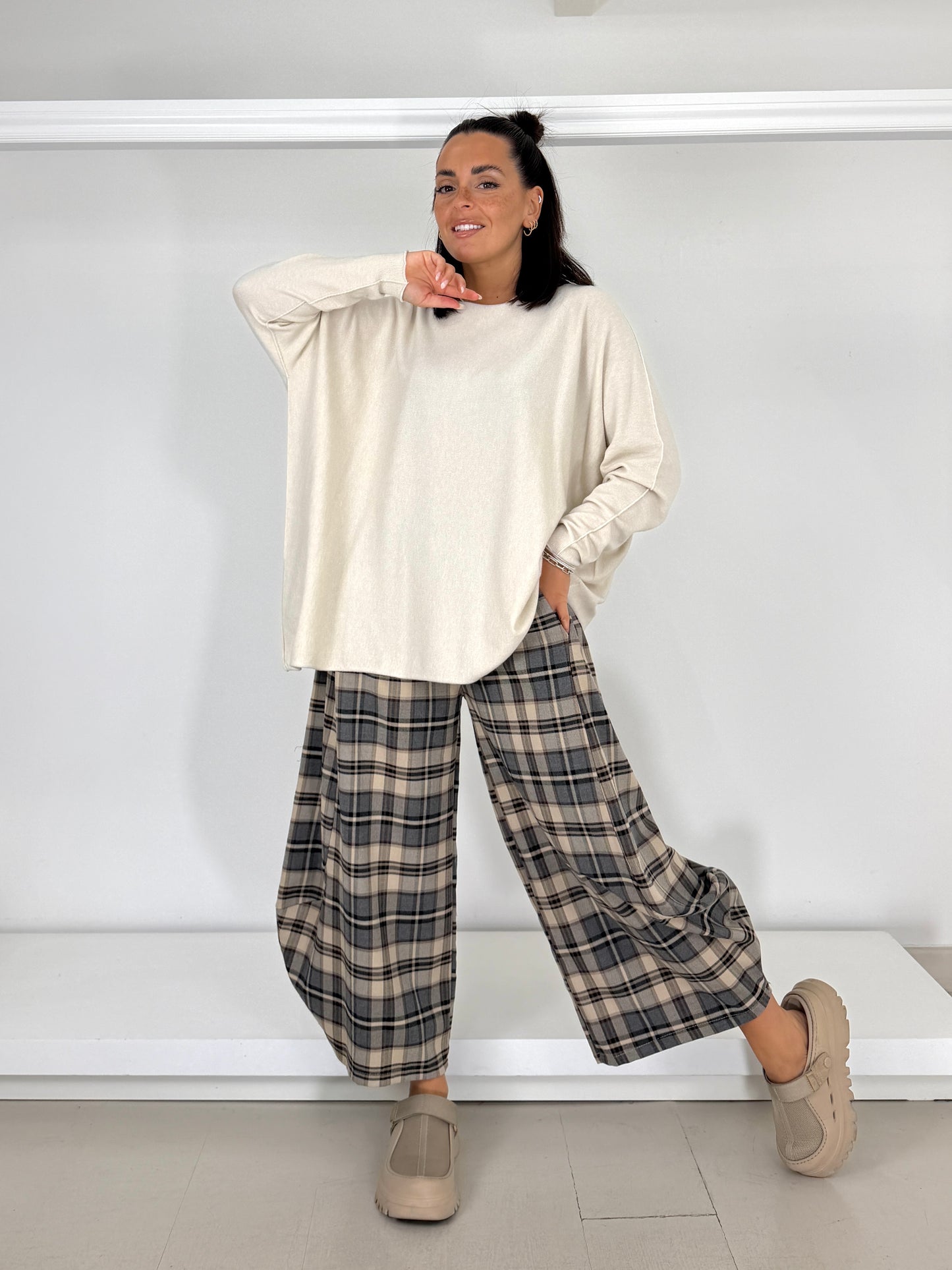 Pullover basic con spacchi