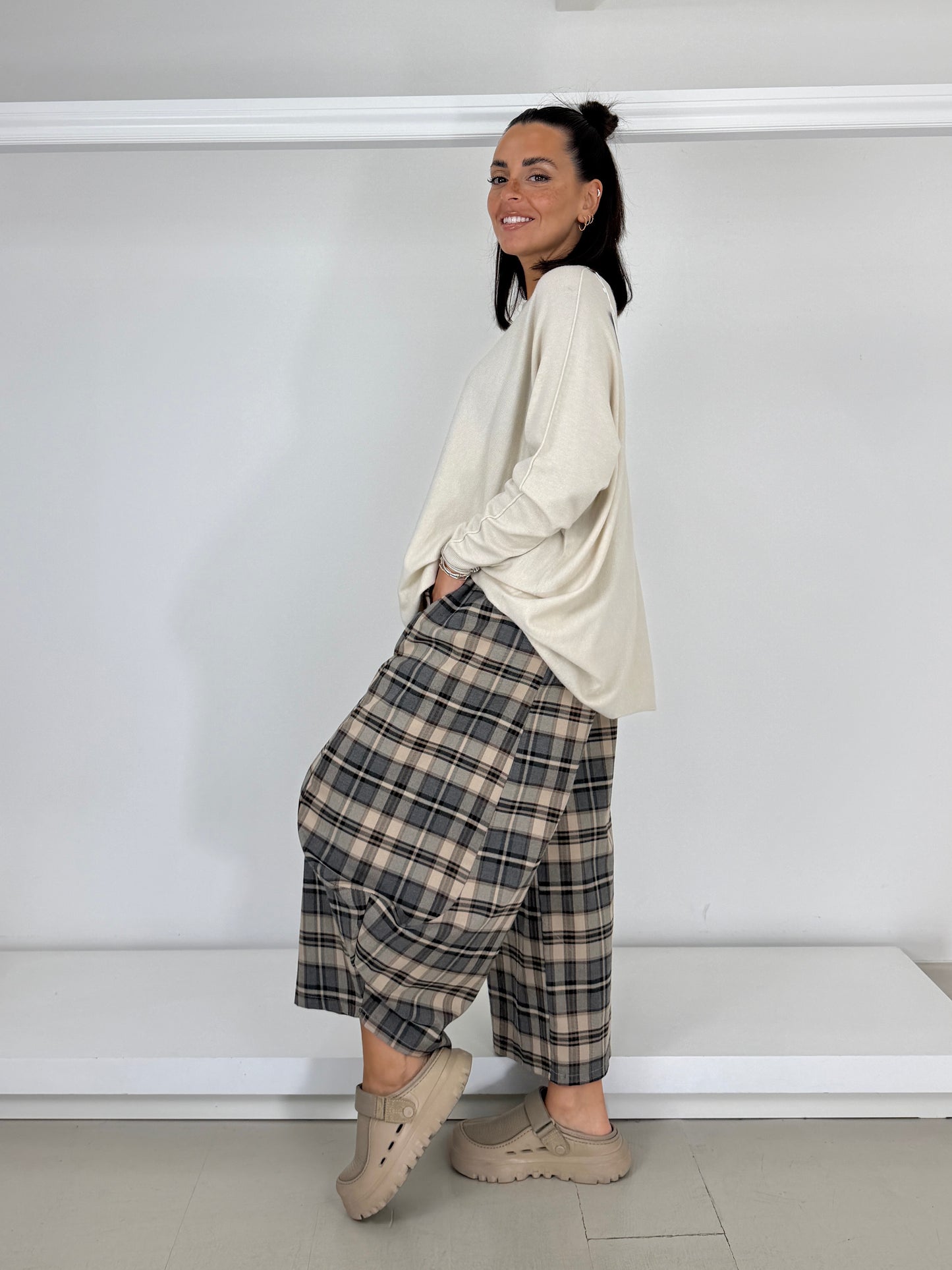 Pullover basic con spacchi