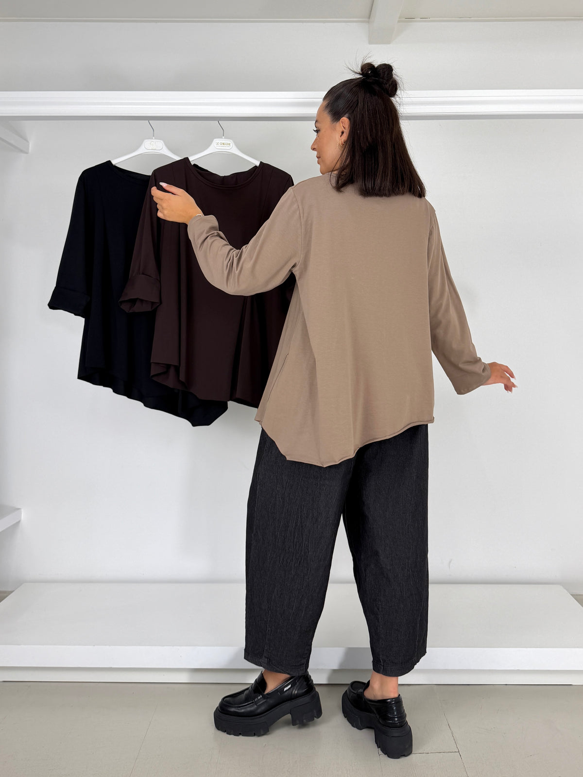 Maglia con drappeggio asimmetrico
