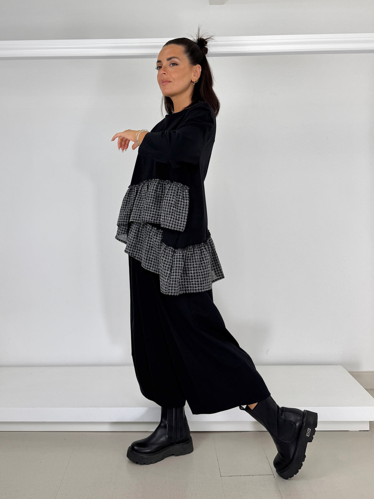 Maglia garzata con balze asimmetriche