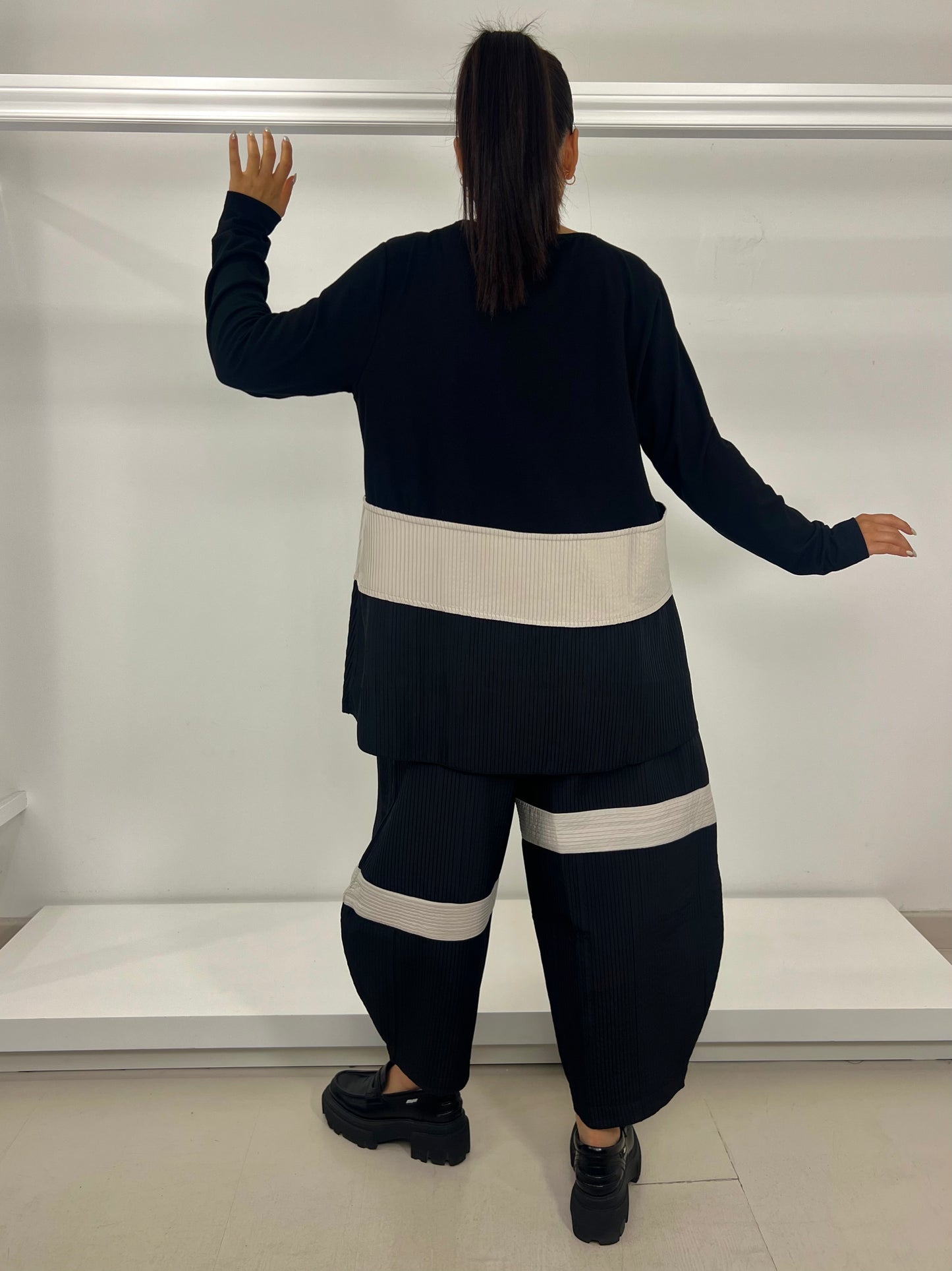 OZAI N KU Pantalone tessuto ondulante