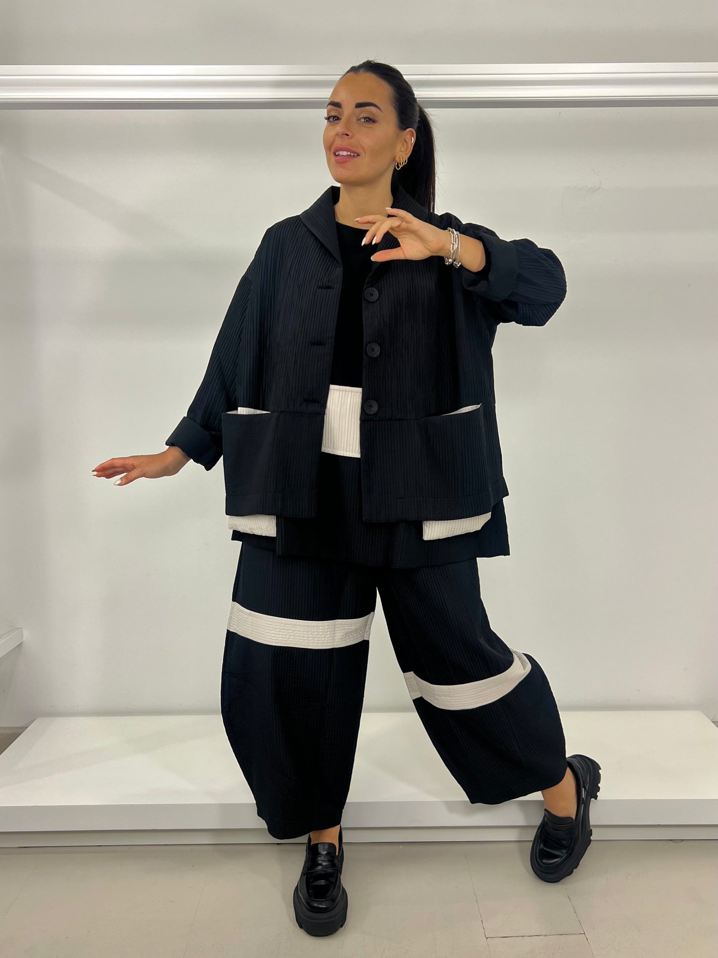 OZAI N KU Pantalone tessuto ondulante