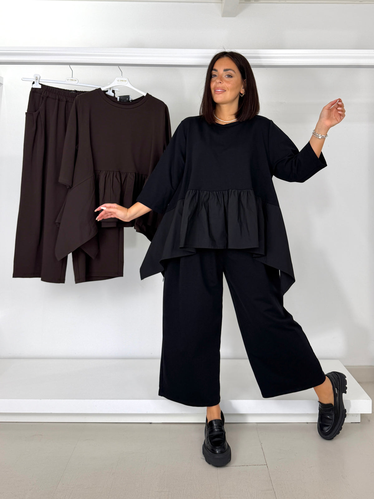 Pantalone garzato gamba dritta motivo tasche