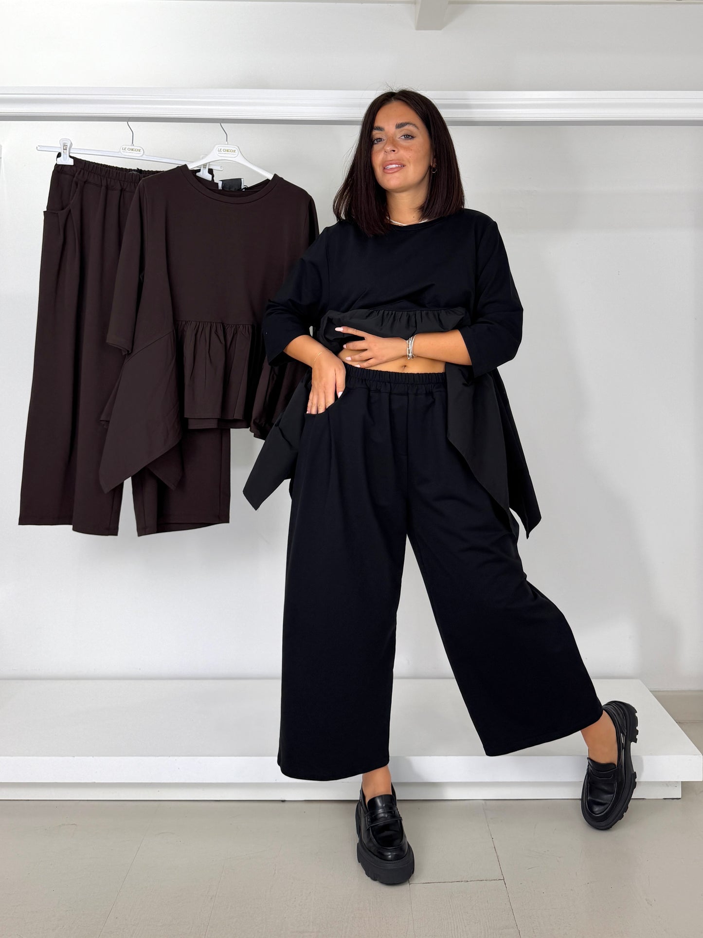 Pantalone garzato gamba dritta motivo tasche