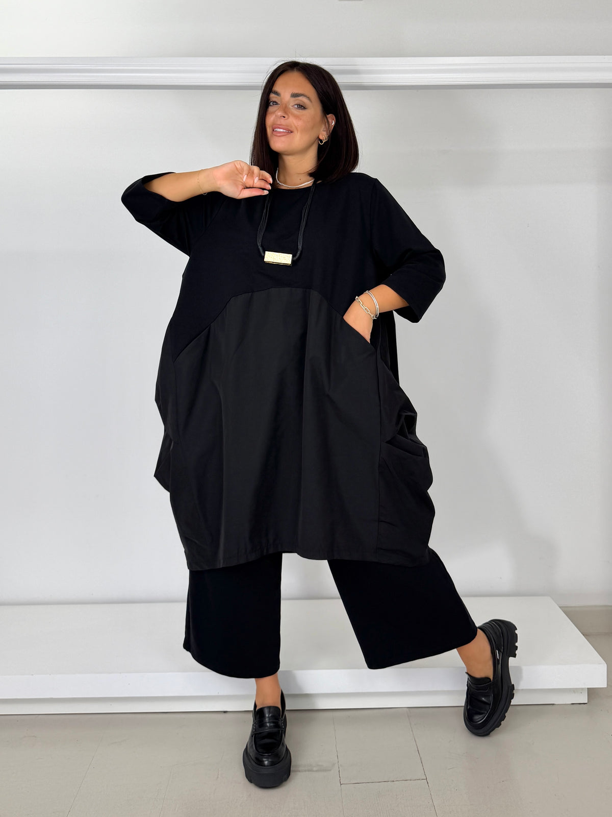 Pantalone garzato gamba dritta motivo tasche