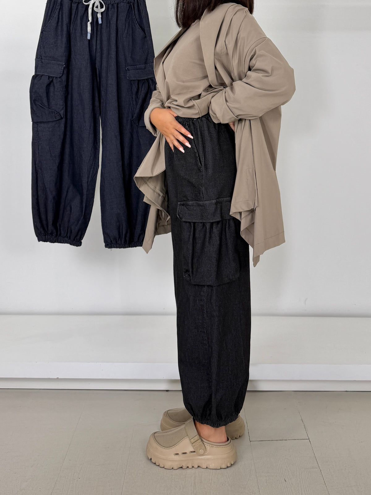 Pantalone effetto jeans con tasconi