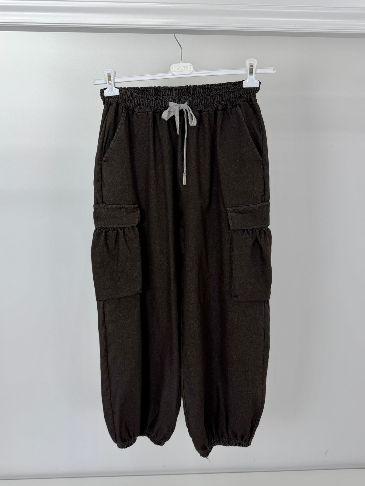 Pantalone effetto jeans con tasconi