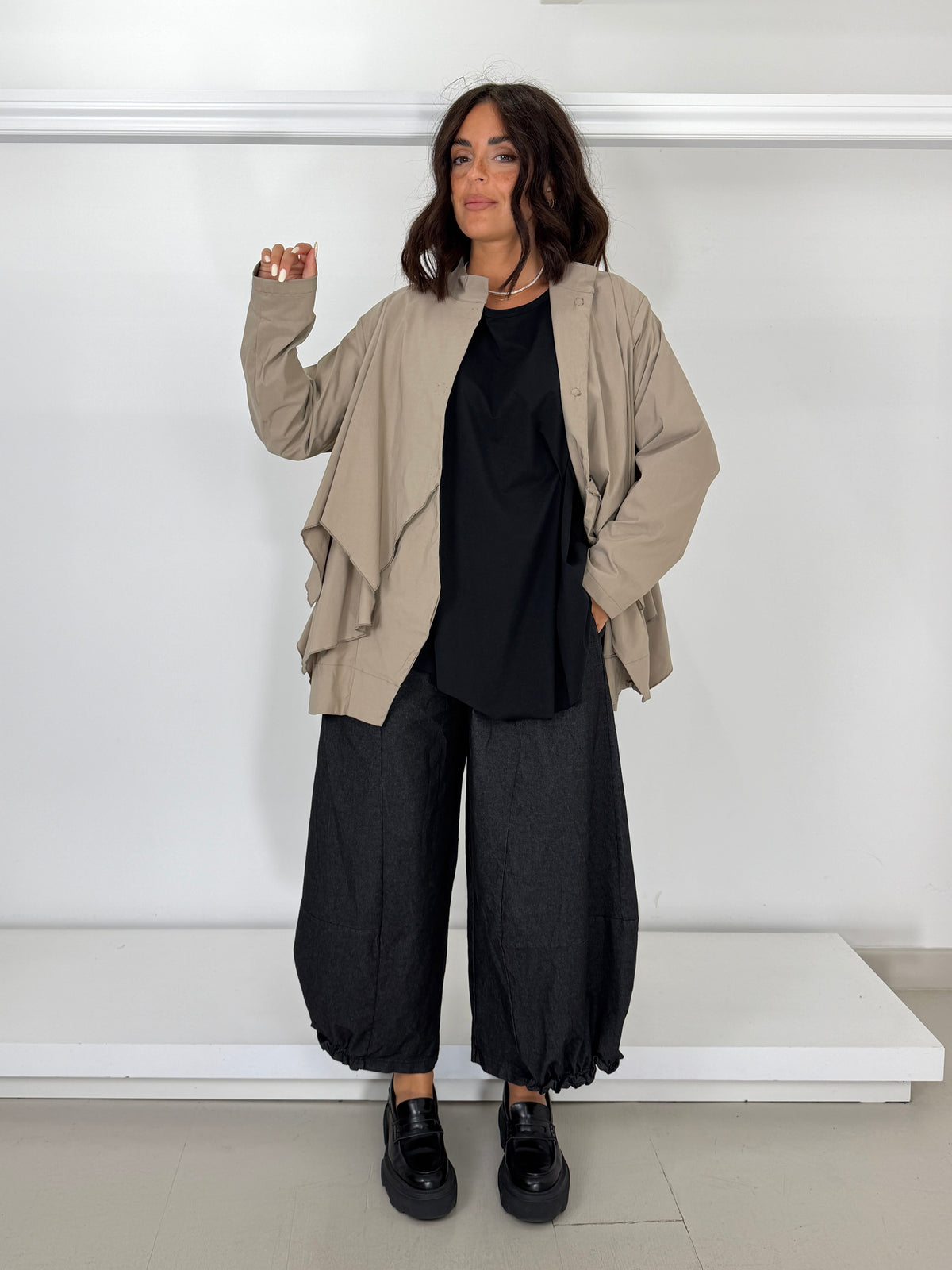Pantalone effetto jeans fondo arricciato