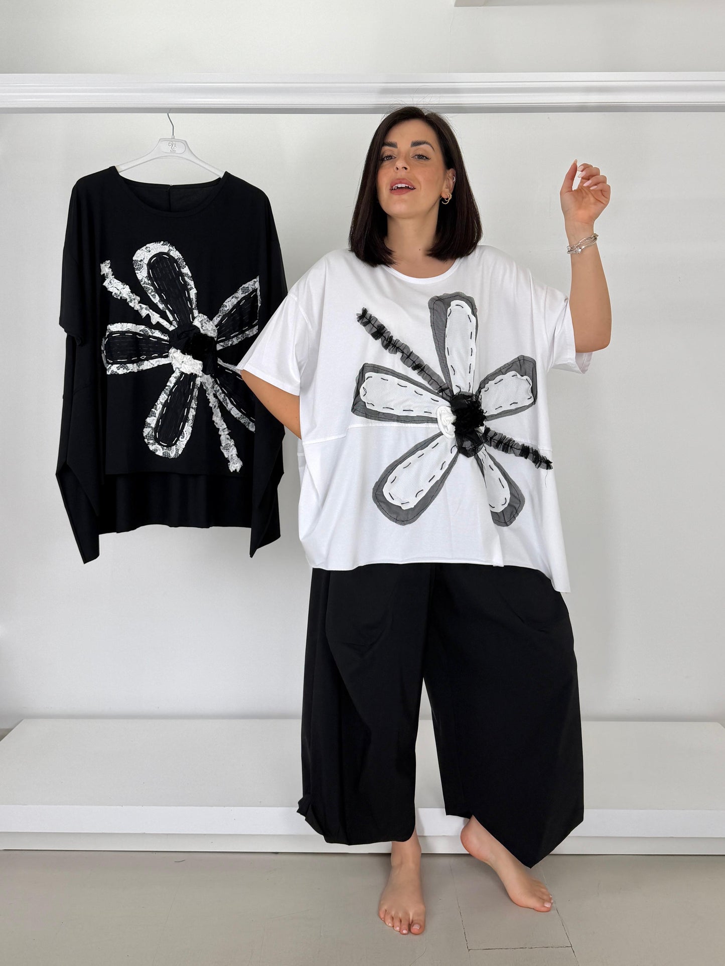 T-shirt svasata spacchi alti applicazione a mano