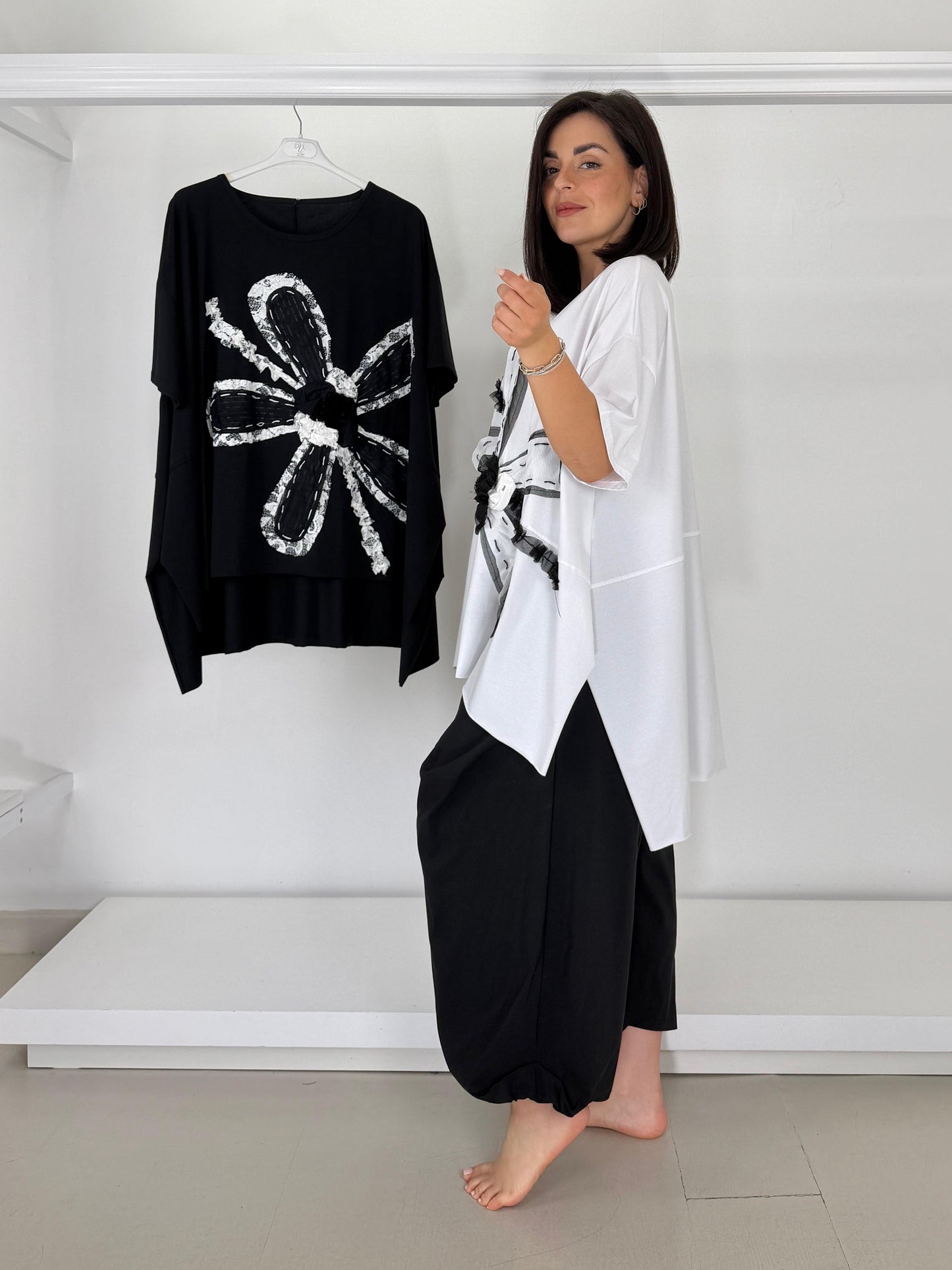 T-shirt svasata spacchi alti applicazione a mano